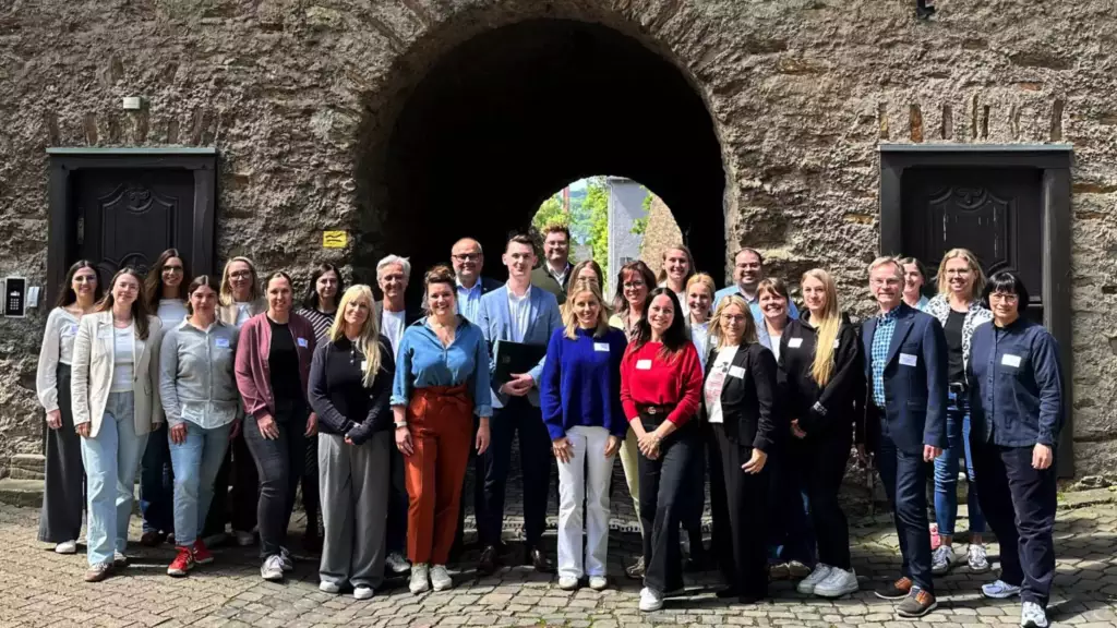 gruppenfoto 24. runder tisch 12.05.26 zugeschnitten 2048x1152
